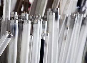 Ausrangierte Leuchtstoffr&ouml;hren in unterschiedlichen L&auml;ngen 